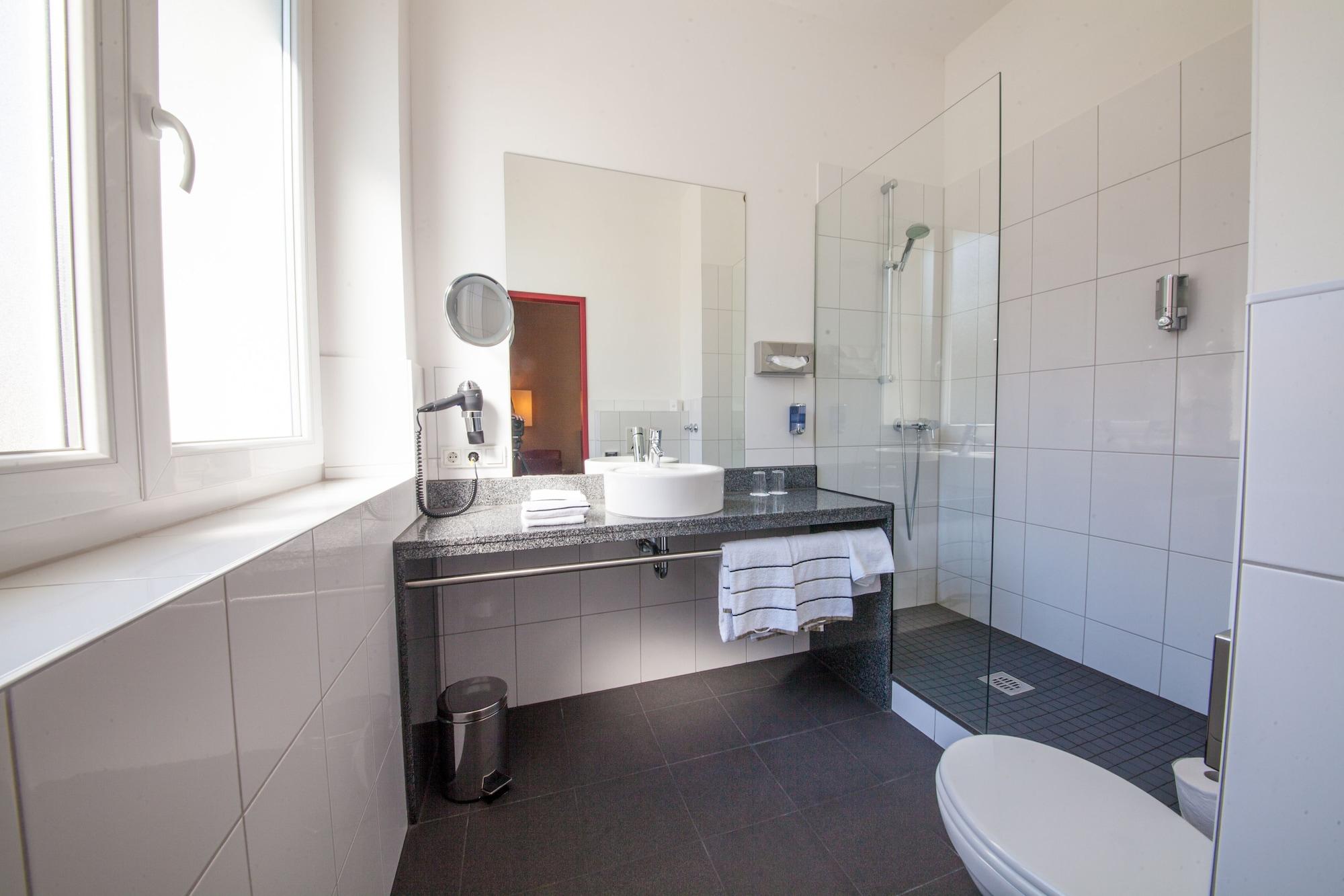 Novina Tillypark Hotel 4*