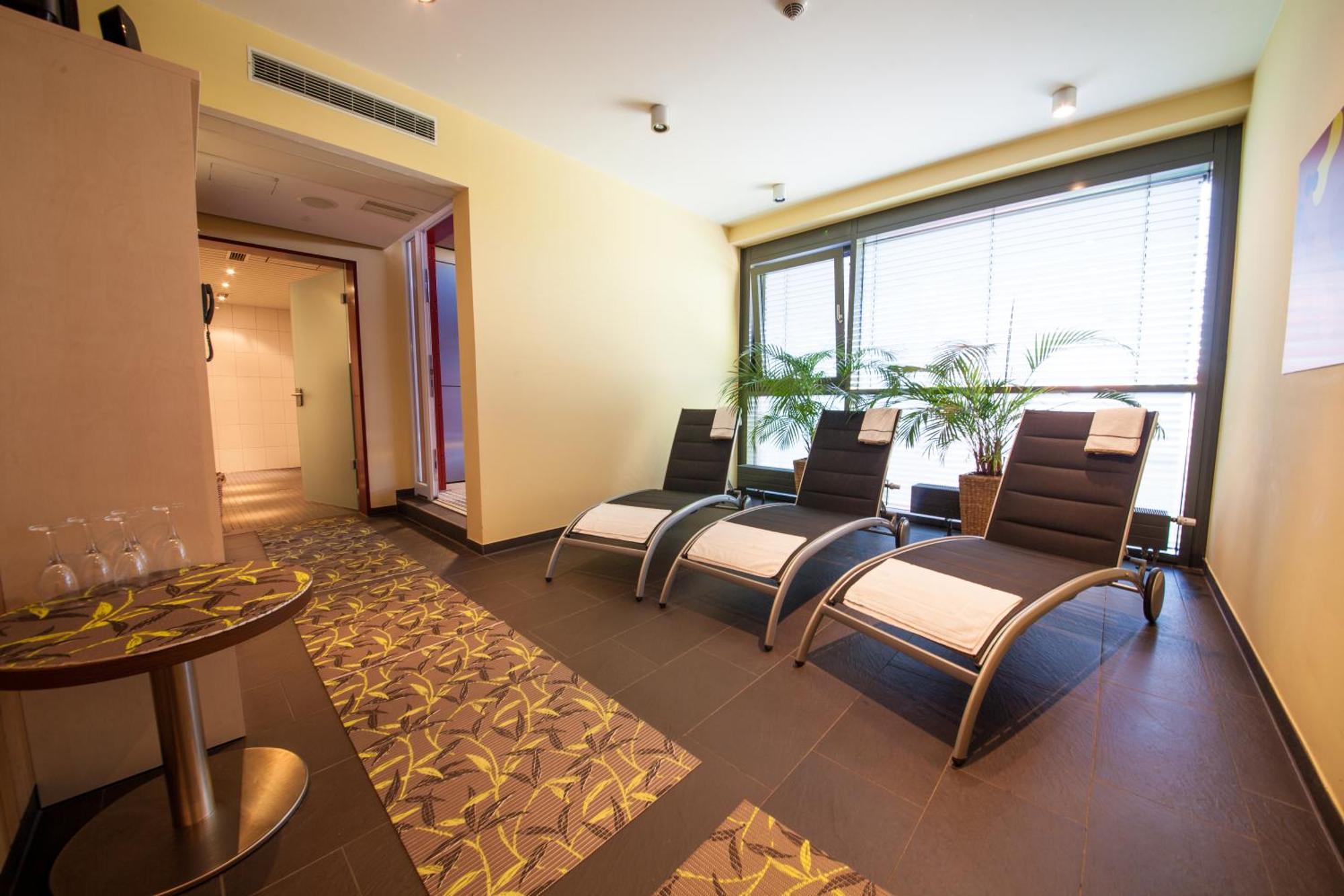 Novina Tillypark Hotel 4*