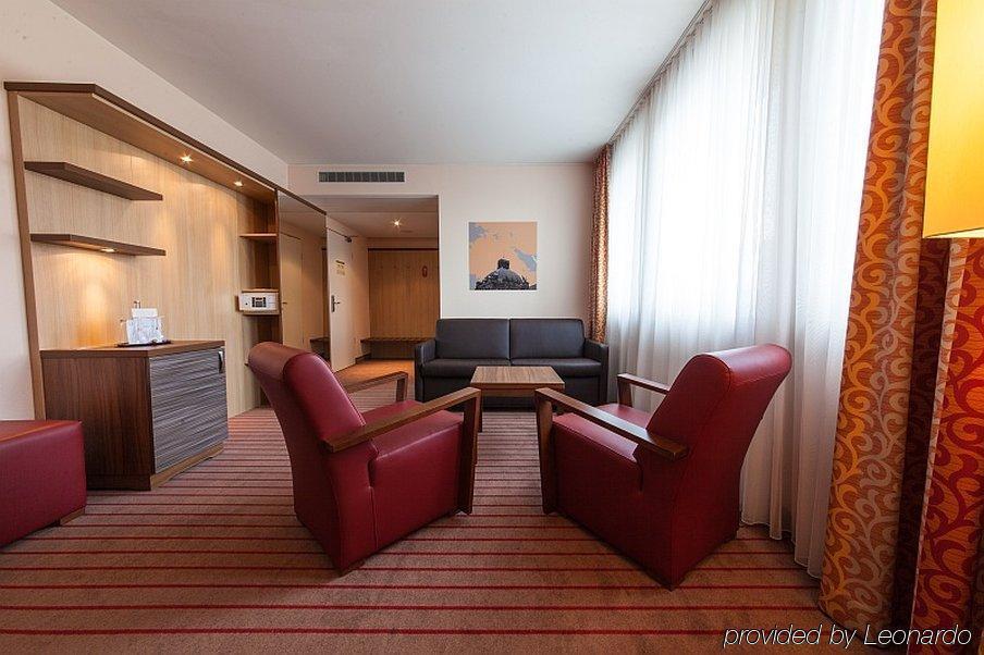 Novina Tillypark Hotel