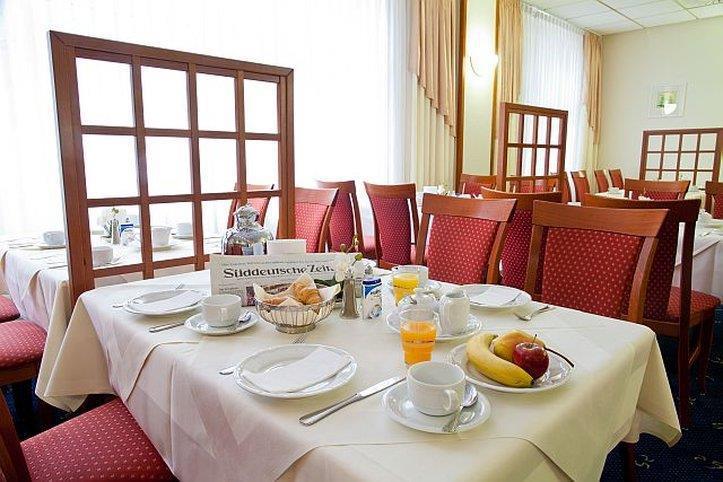 Novina Tillypark Hotel